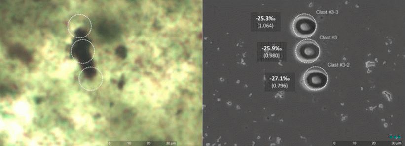 Ein optisches Mikroskopbild von einem der angeblichen Mikrofossilien auf der linken Seite und ein Rasterelektronenmikroskopbild desselben Punkts nach der Messung von Kohlenstoffisotopen in drei Vertiefungen auf der rechten Seite.
