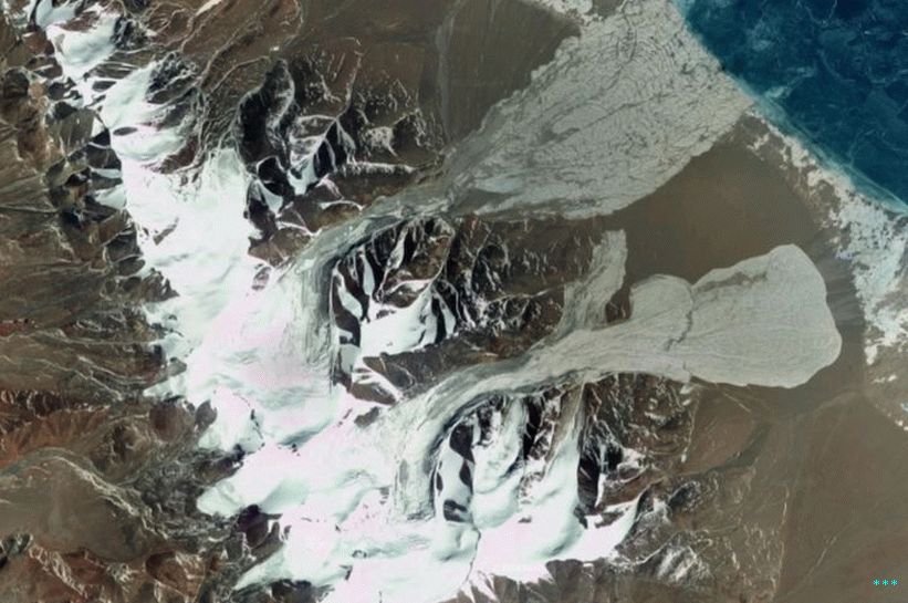 Ein großer Teil dieser beiden tibetischen Gletscher brach 2016 plötzlich zusammen, brach auseinander und rutschte abwärts.
