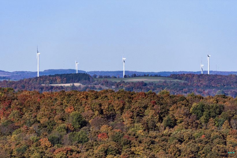 MADISON, New York - 11.10.2015: Windpark mit herbstlicher Farbe.